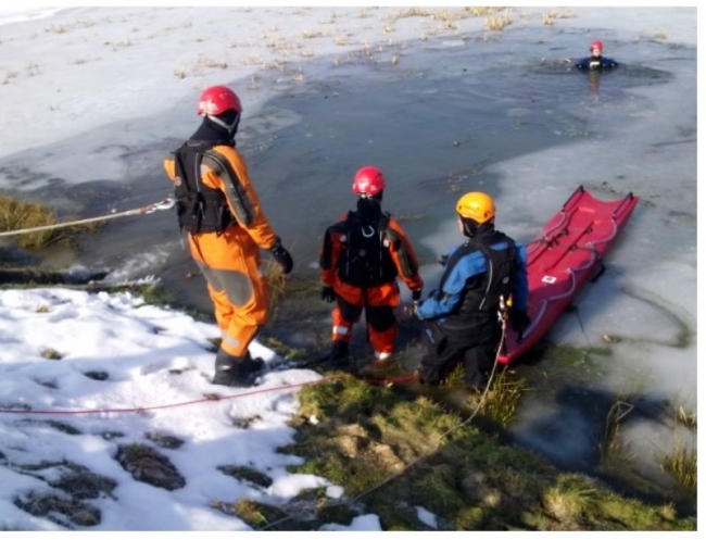 Ratownictwo na lodzie – ćwiczenia brzozowskich strażaków