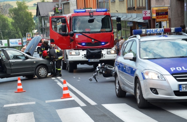 Zderzenie motocykla z osobówką w Brzozowie