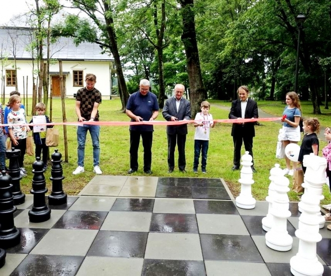 Haczów. Parkowe szachy