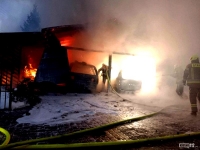 Trześniów. Pożar wiaty z samochodami