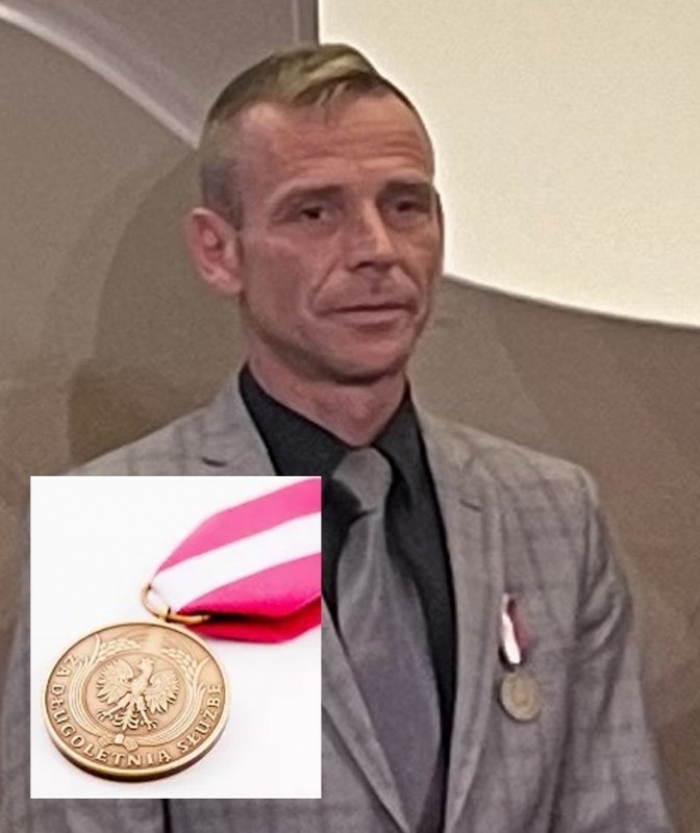 Dynów. Tadeusz Chrapek z brązowym Medalem „Za Długoletnią Służbę