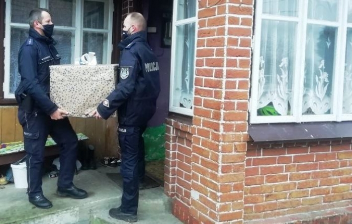 Policja w Brzozowie. Paczki świąteczne dla rodzin w trudnej sytuacji materialnej