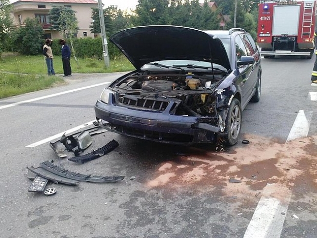 Fiat dachował wskutek zderzenia z volkswagenem