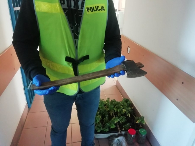 Pijany groził matce siekierą. Podczas interwencji policyjnej ujawniono także narkotyki