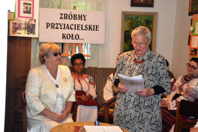 "Słowa tańczą nad nami wolne i szczęśliwe". Kolejne popołudnie z poezją muzyką i piosenką w saloniku "W Krzywem Zwierciadle"