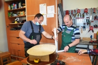 Zajęcia w pracowni stolarskiej (fot. brzozowiana.pl)
