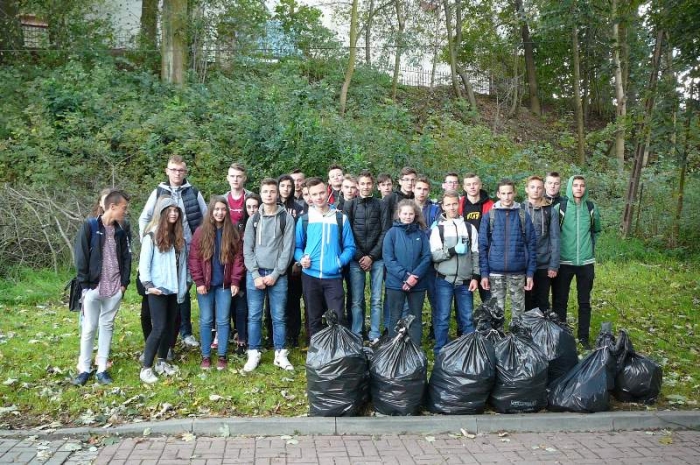 Uczniowie i nauczyciele ZSZ w Dynowie w akcji „Sprzątanie Świata 2018”