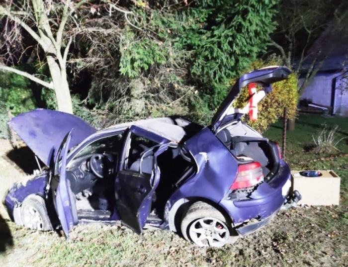 18-latek kierując volkswagenem uderzył w drzewo, dwóch  pasażerów w szpitalu