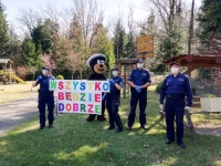 Miś policjant w święta odwiedził chore dzieci