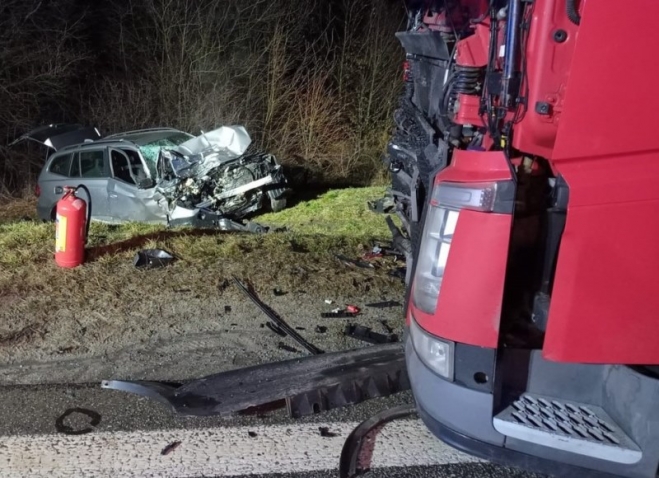 Jasienica Rosielna. Zderzenie bmw z tirem