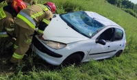 W Starej Wsi dachowało auto
